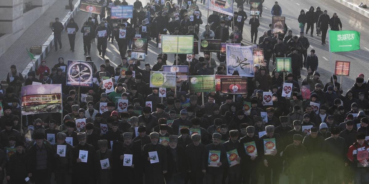 Ruky preč od nášho milovaného proroka," hlásajú protestujúci v Čečensk