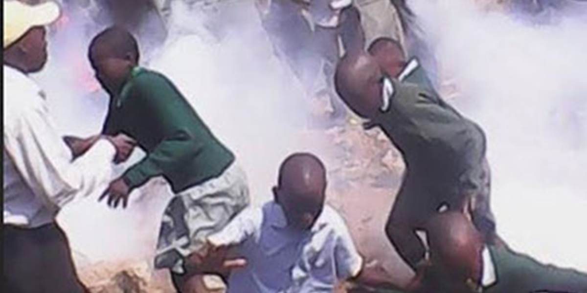 Kenskí policajti použili proti deťom slzotvorný plyn