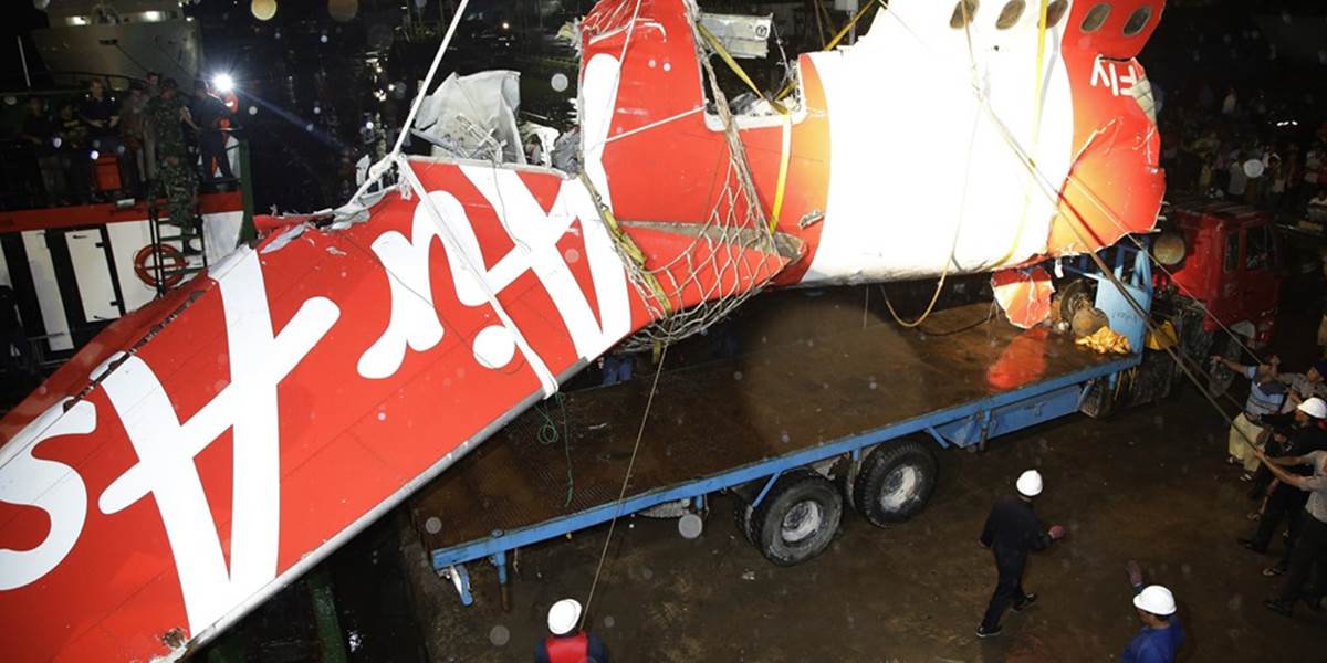 Zatiaľ nie je dôkaz, že pád lietadla AirAsia spôsobili teroristi