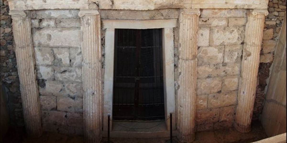 V záhadnej hrobke v Amfipolise našli archeológovia pochovaných päť ľudí