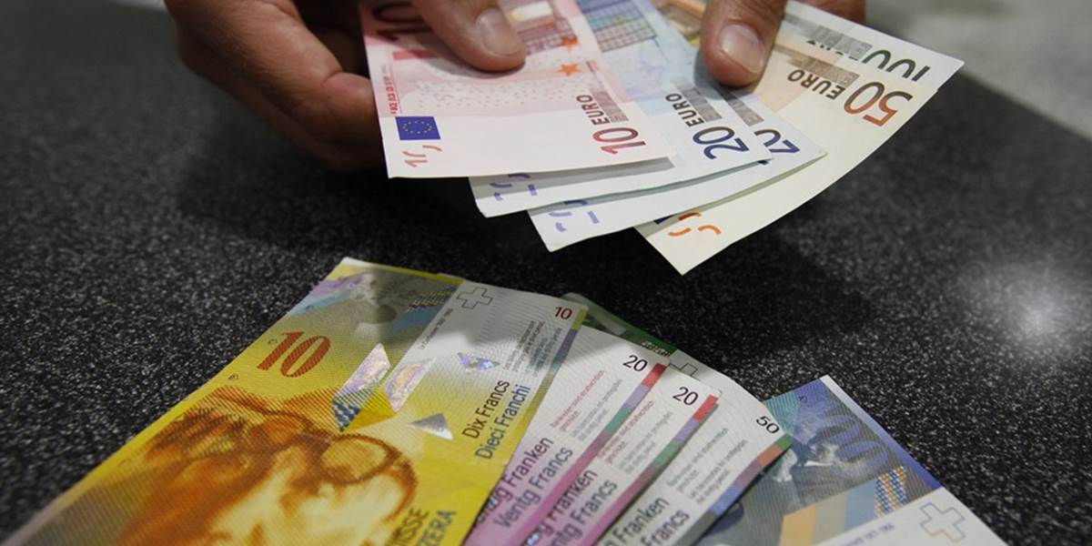 Euro v pondelok posilnilo voči doláru aj franku
