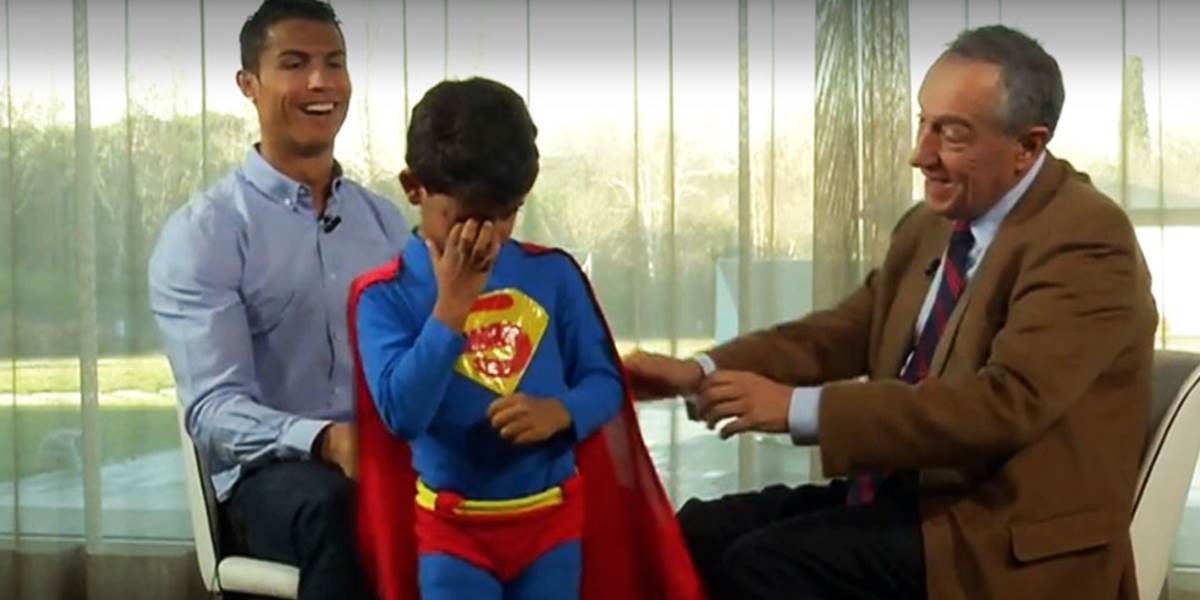Syn Cristiana Ronalda prerušil rozhovor oblečený ako rozkošný Superman