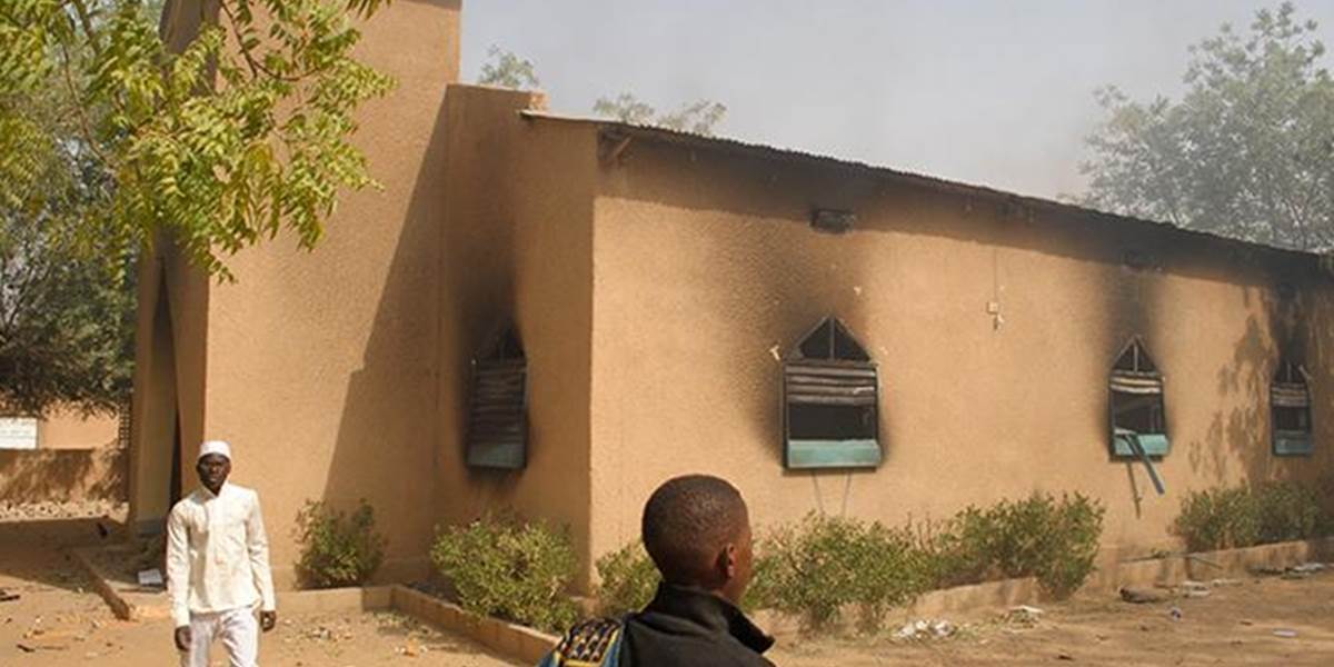 Počas protestov proti karitatúre Mohameda v Nigeri vypálili 45 kostolov