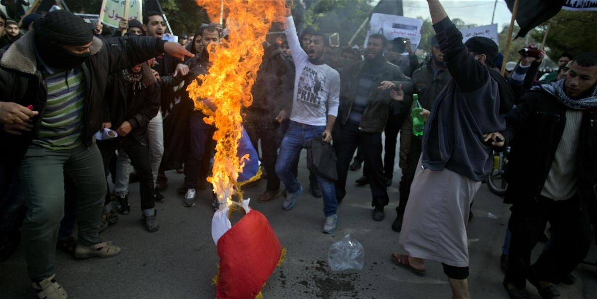 Islamisti v Gaze na protest proti karikatúram proroka pálili francúzske vlajky