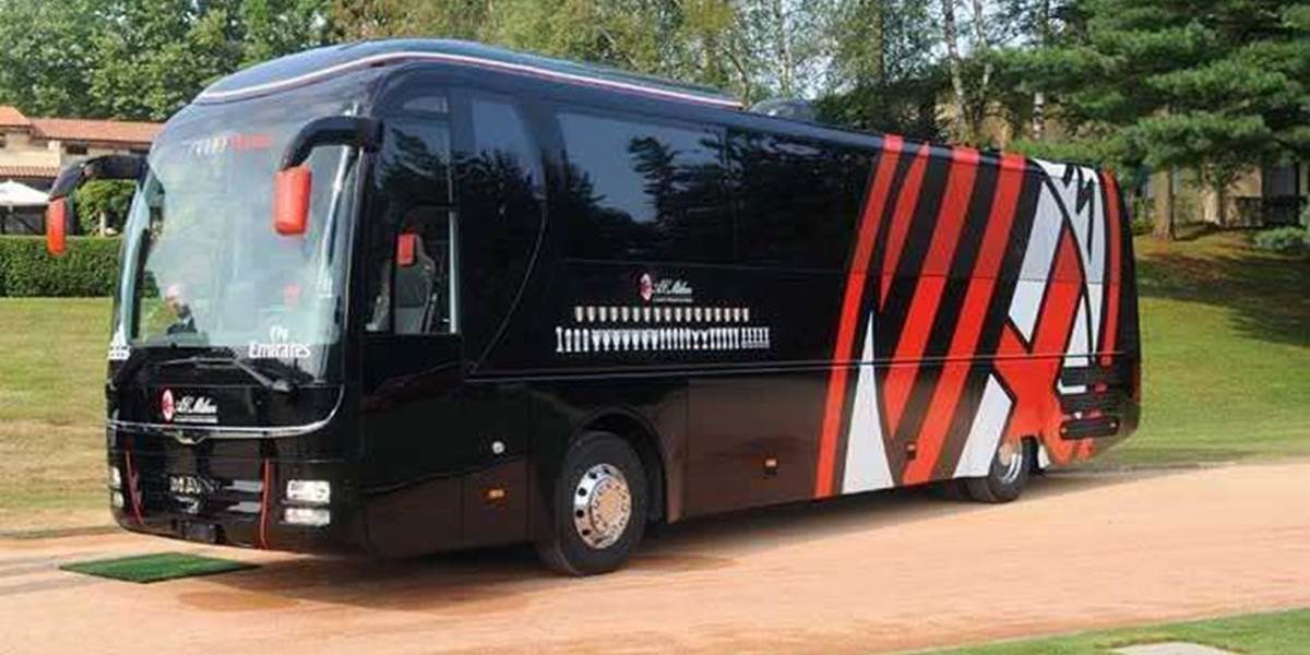 AC Miláno je na suchu, museli predať aj tímový autobus