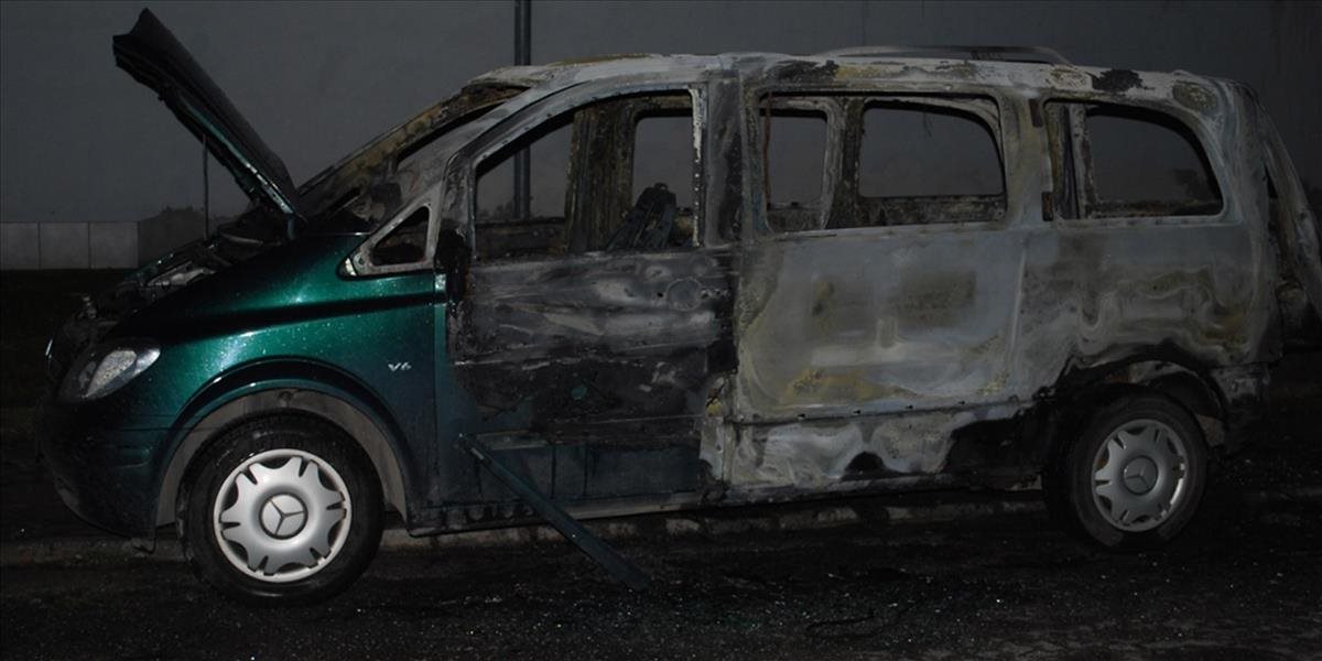 V noci niekto podpálil Mercedes v Pezinku, zrejme úmyselne
