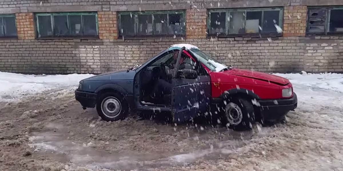 VIDEO Lotyš si vyrobil auto, skladá sa z dvoch predných častí a točí sa dokola