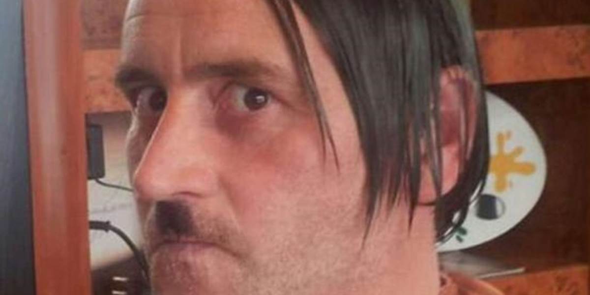 Líder hnutia PEGIDA vyvolal pobúrenie fotografiou s výzorom Hitlera