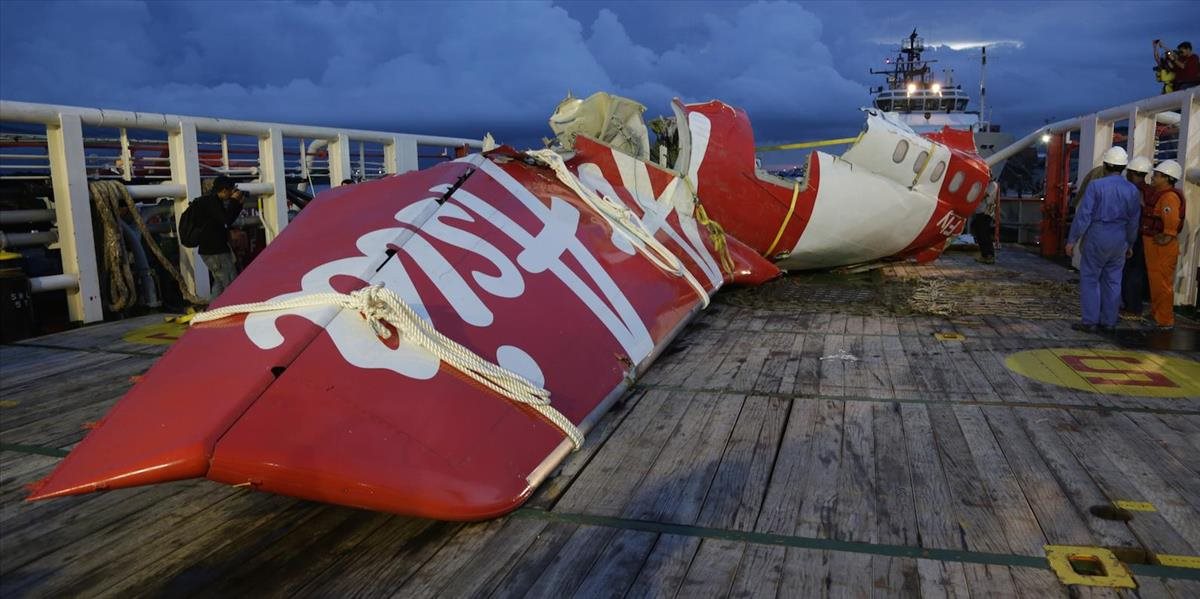 Potápači vytiahli z trupu lietadla AirAsia telá ďalších troch obetí