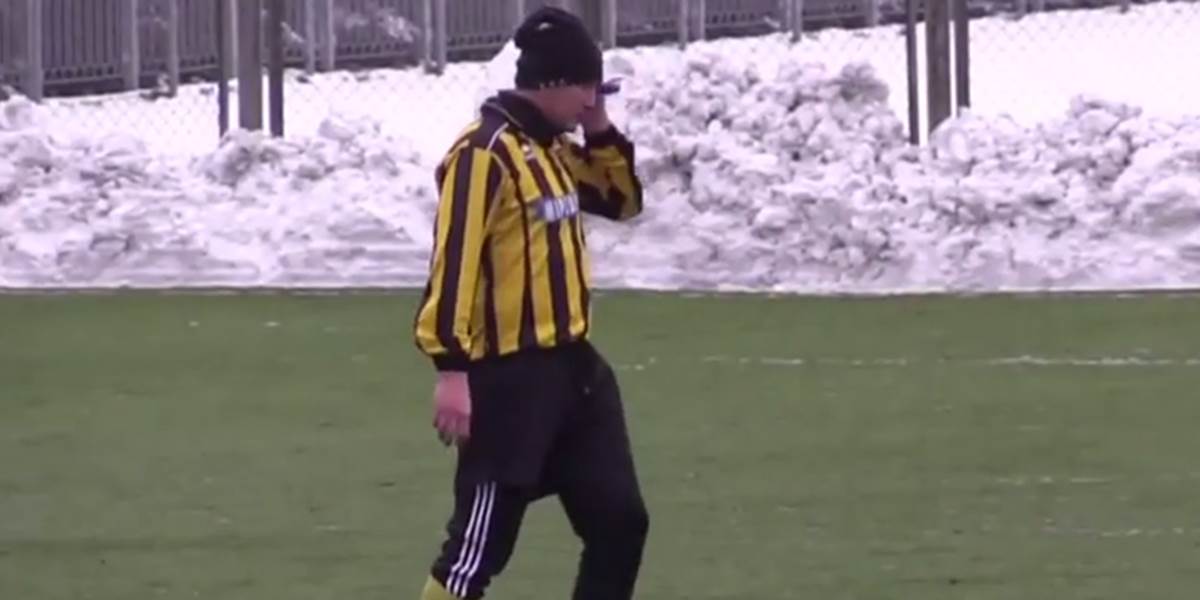 VIDEO Ukrajinský futbalista prijal dôležitý hovor počas zápasu