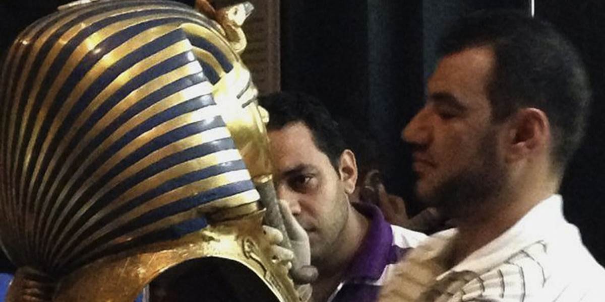 Počas čistenia poškodili Tutanchamónovu pohrebnú masku