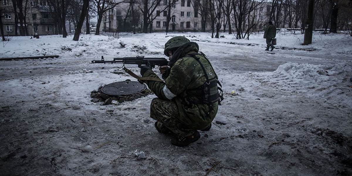 Doneckí povstalci posunú predné bojové línie ďalej od mesta