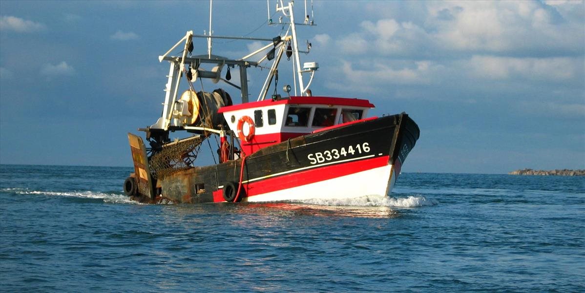 Pri ostrove Čedžu sa potopila čínska rybárska loď, 10 ľudí je nezvestných