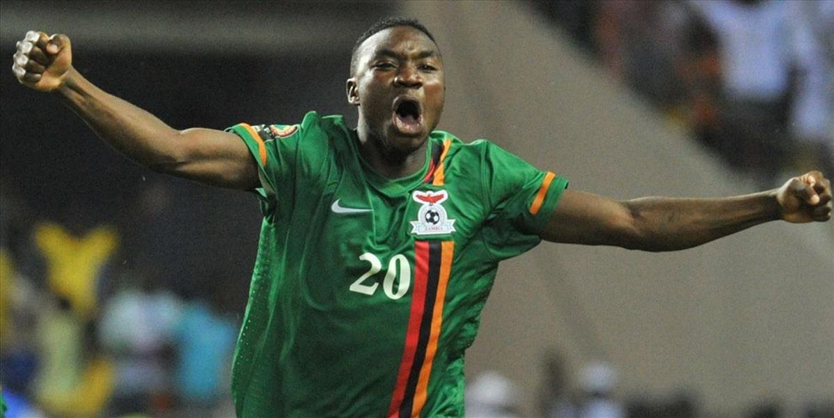 Zambijčan Mayuka sa zranil pri oslave gólu