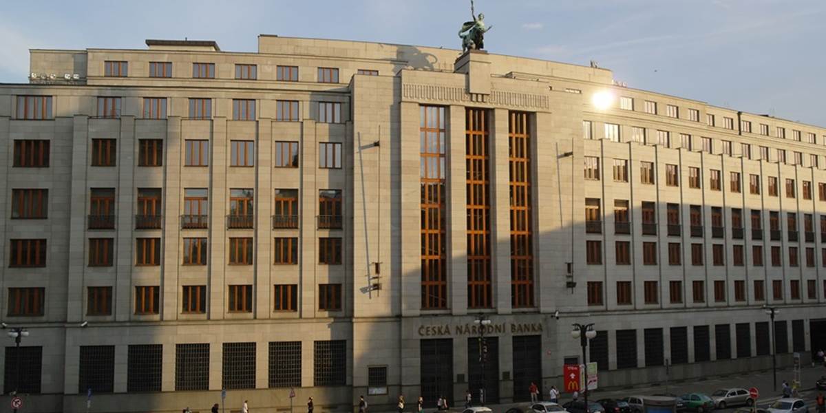 Česká národná banka bude pokračovať v politike slabej koruny