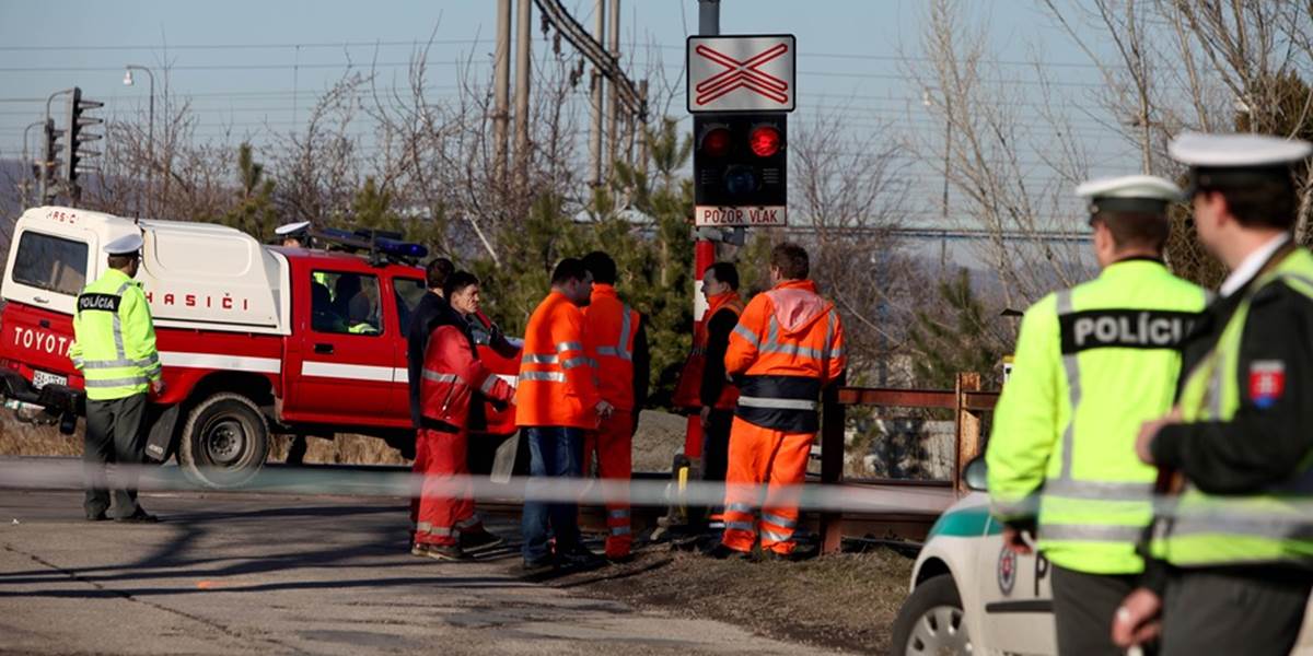 Pri Pitelovej sa zrazil vlak s autom, jedna osoba utrpela zranenie