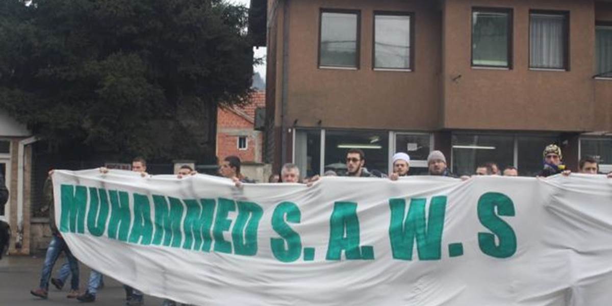 V Sandžaku protestovali tisicky moslimov proti karikatúram Mohameda