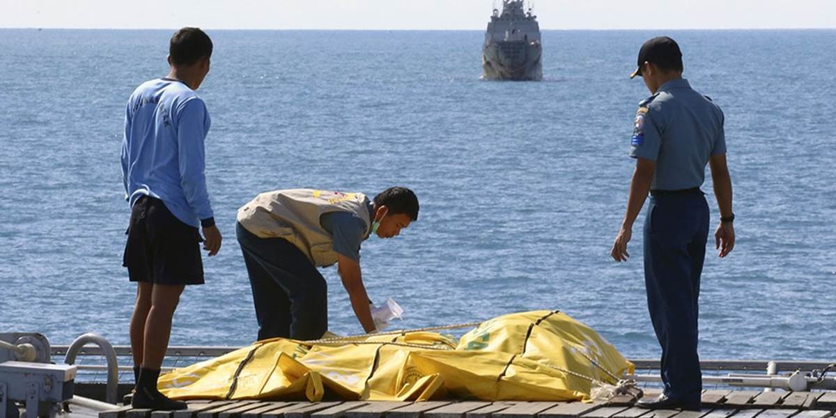 Potápači vytiahli z trupu havarovaného lietadla AirAsia šesť tiel