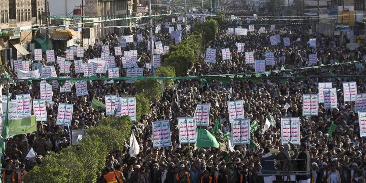 Tisíce protestujú proti šiitským povstalcom