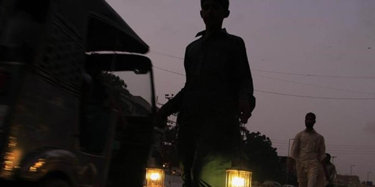 Pakistan postihol rozsiahly výpadok dodávok elektriny