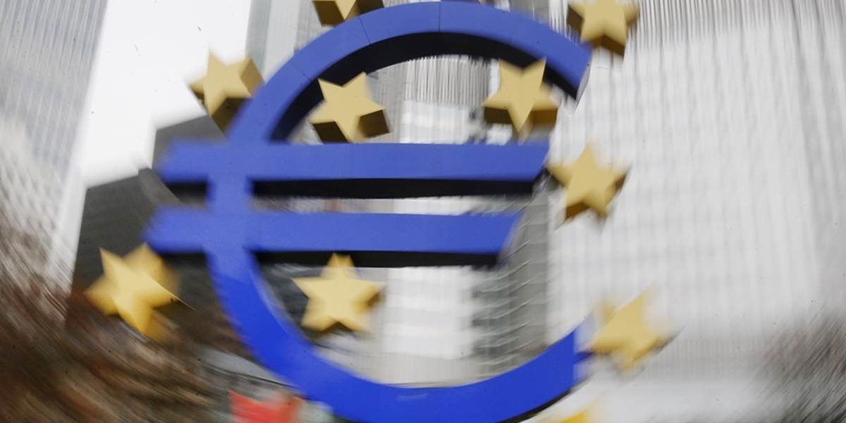 Euro sa odrazilo od dna, investori si vyberajú zisky