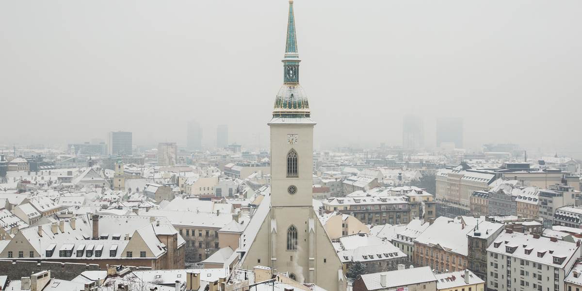 Slovensko zasiahlo silné sneženie: V Bratislave kolaps dopravy a nehody