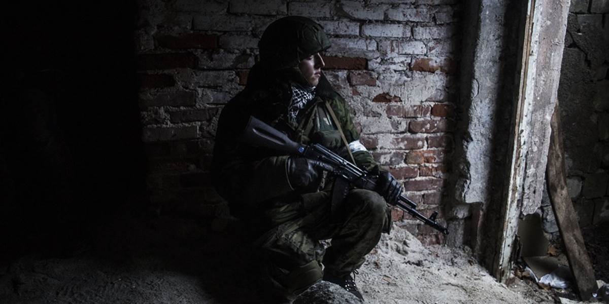 Boje na východe Ukrajiny neutíchajú, v Donecku boli konzultácie bojujúcich strán