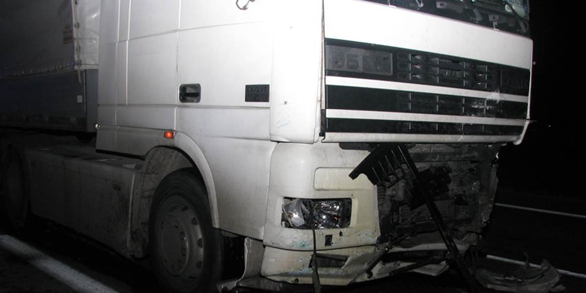 Na D2 v smere do Maďarska sa zrazili dve nákladné vozidlá