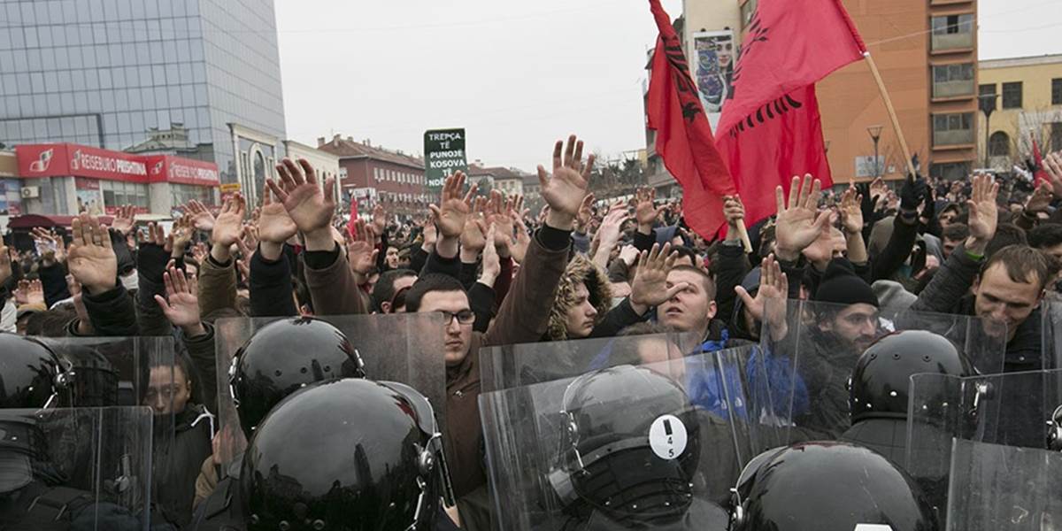 V Prištine vypukli potýčky medzi políciou a protivládnymi demonštrantmi