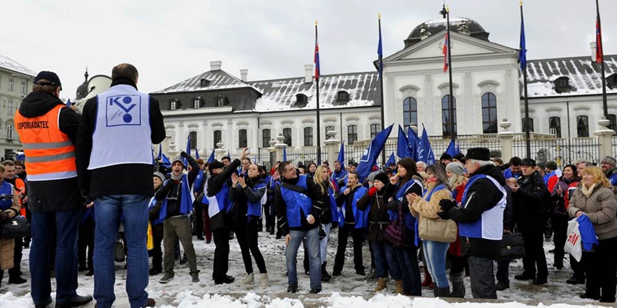 FOTO Odborári pred parlamentom lobovali za novelu Zákonníka práce