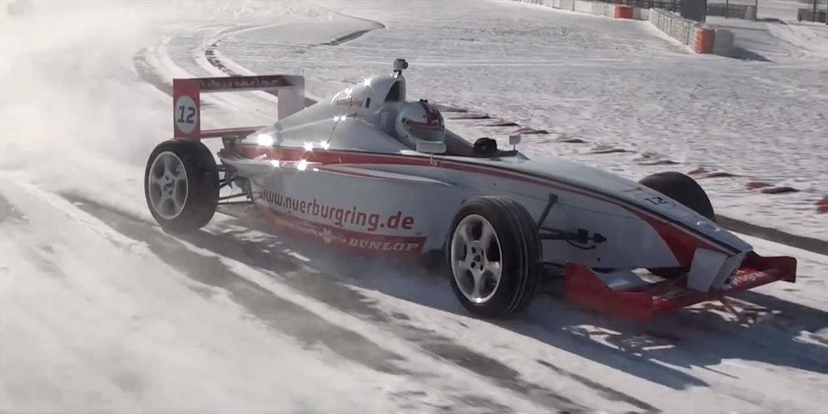 VIDEO Formula na zasneženom Nürburgringu