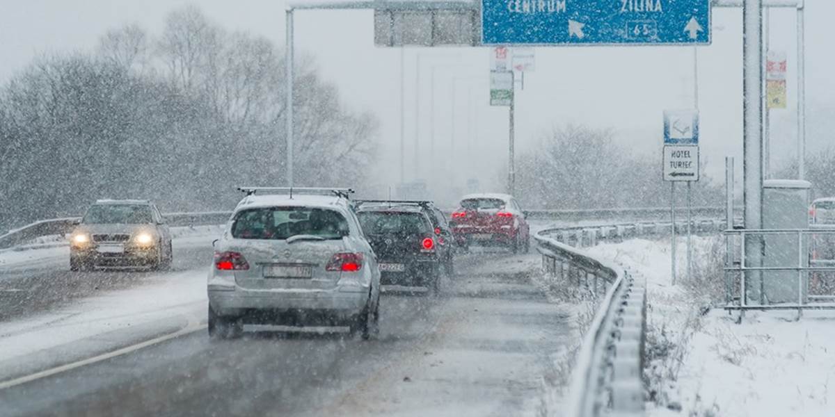 Cestári upozorňujú na zľadovatený sneh na ceste i hmlu