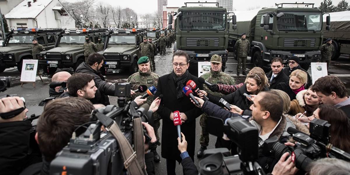 FOTO Minister Glváč slávnostne odovzdal vojakom 55 nových áut