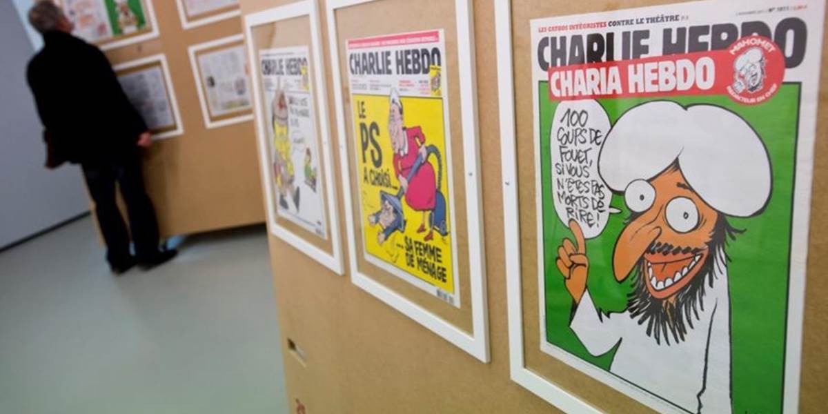 Pražská galéria vystavuje titulné strany Charlie Hebdo, pred budovou hliadkuje polícia