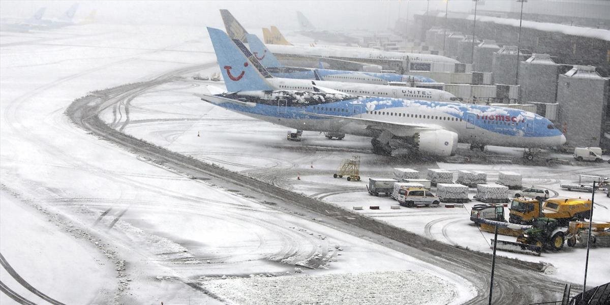 Pohroma v Británii: Silné sneženie ochromilo leteckú, vlakovú i cestnú dopravu