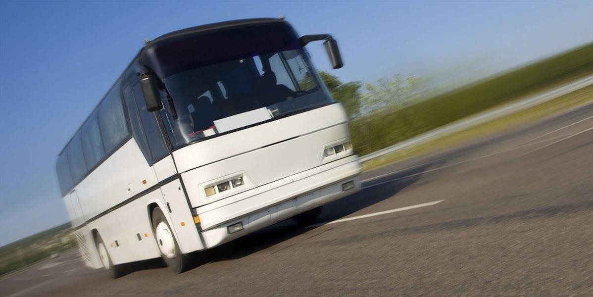Zrážka pri Komárne: Autobus plný detí sa zrazil s kamiónom
