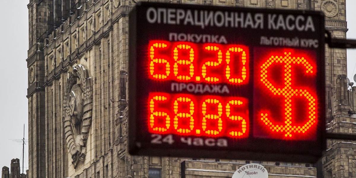 Ruská centrálna banka nečakane znížila kľúčový úrok, rubeľ oslabil