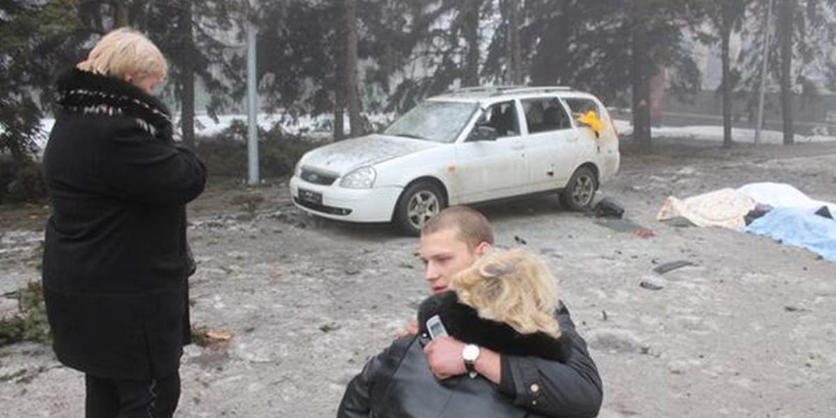 VIDEO Strely zasiahli v Donecku kultúrne stredisko a trolejbus, najmenej 12 mŕtvych
