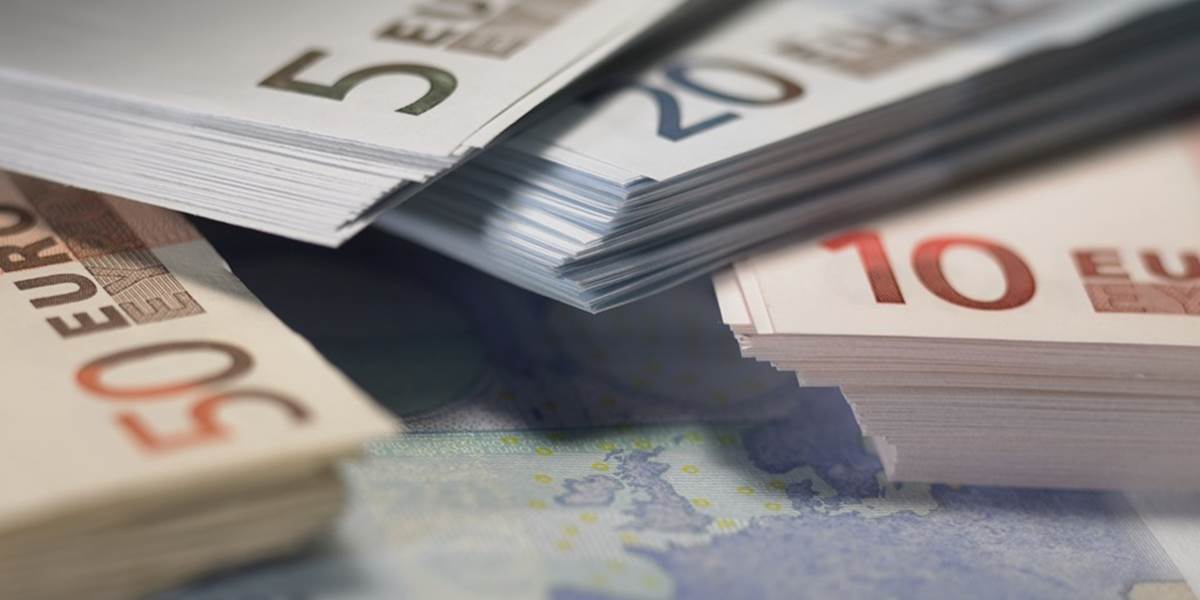 Euro posilnilo oproti doláru aj voči franku