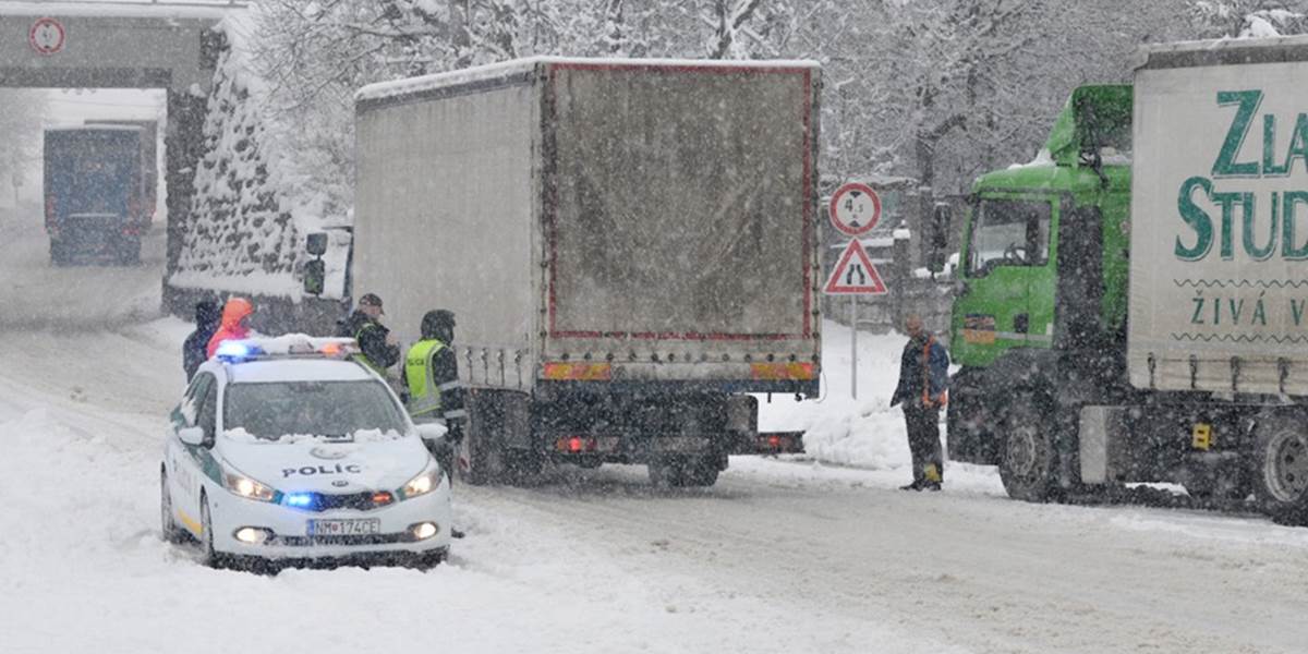 Sneh a popadané stromy robia prekážky na cestách