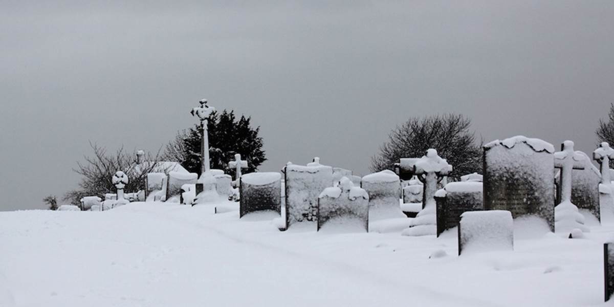 Na cintorínoch je veľa snehu, ľudia by mali zvážiť návštevu