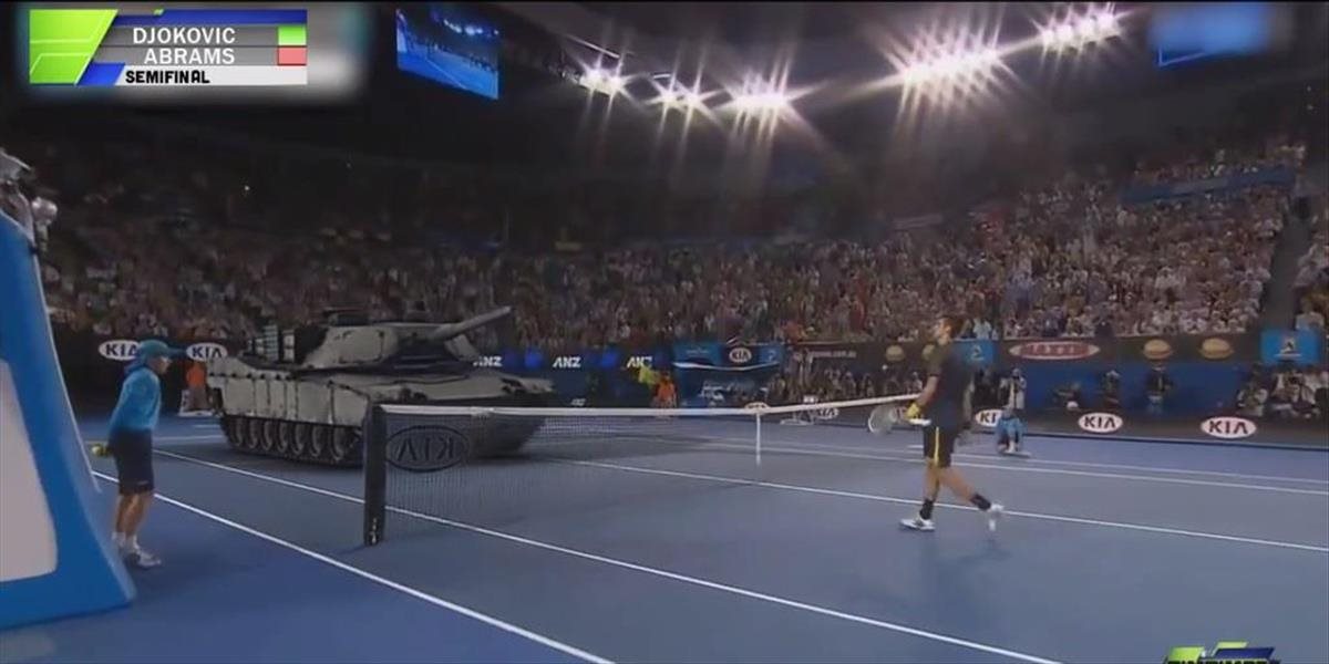 VIDEO Djokovič hrá semifinále Australian Open proti tanku M1 Abrams