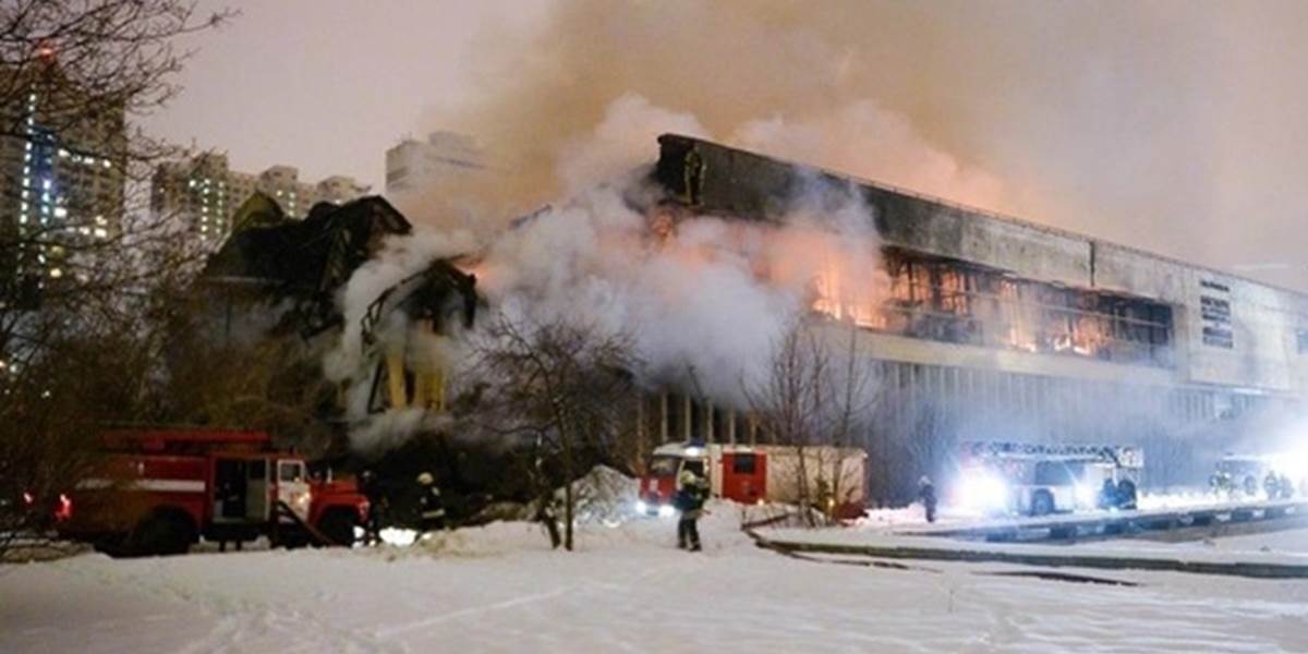 Ruská knižnica horí už viac ako 17 hodín