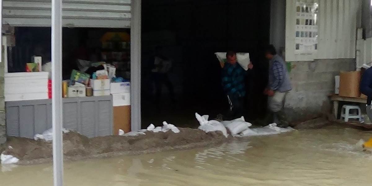 Výdatné zrážky spôsobili v Grécku a Albánsku záplavy