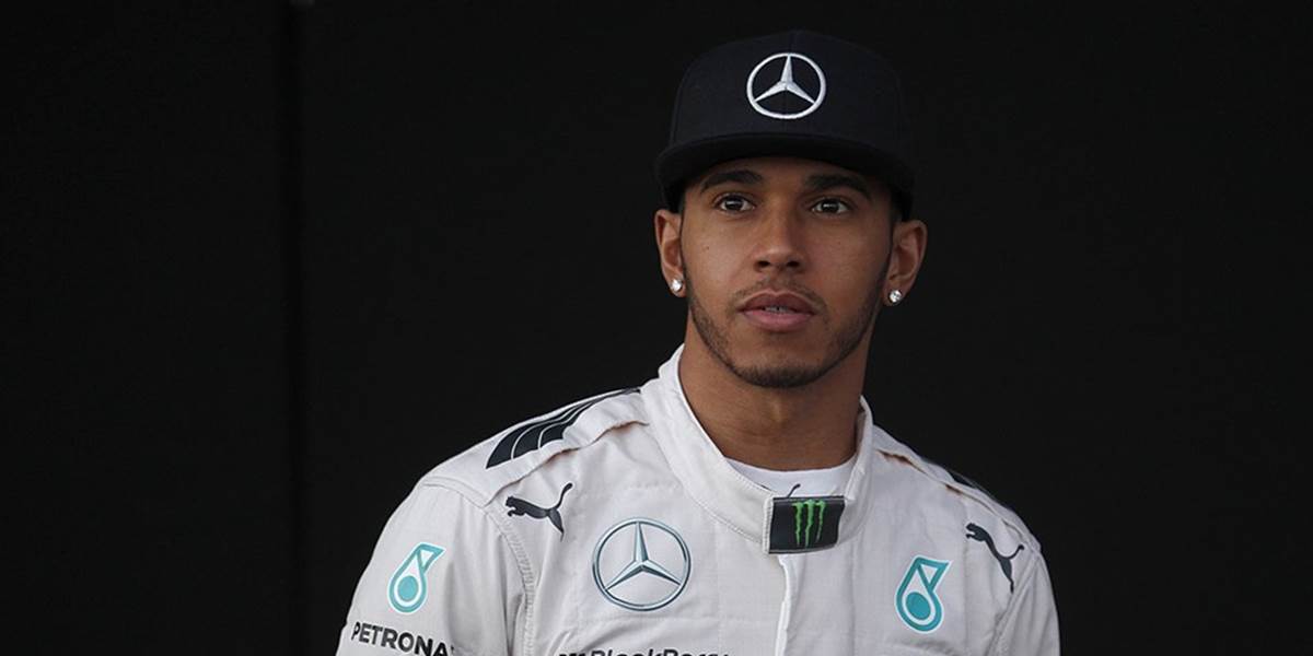 F1: Mercedes ešte iba začal rokovať s Hamiltonom o zmluve