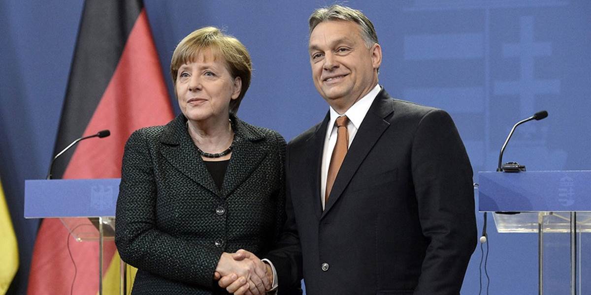 Počas Merkelovej návštevy v Budapešti protestovali proti Orbánovi stovky Maďarov