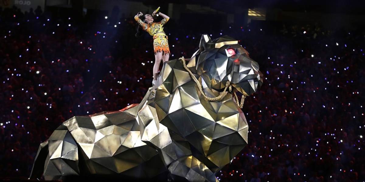 Katy Perry predviedla na Super Bowle módnu prehliadku