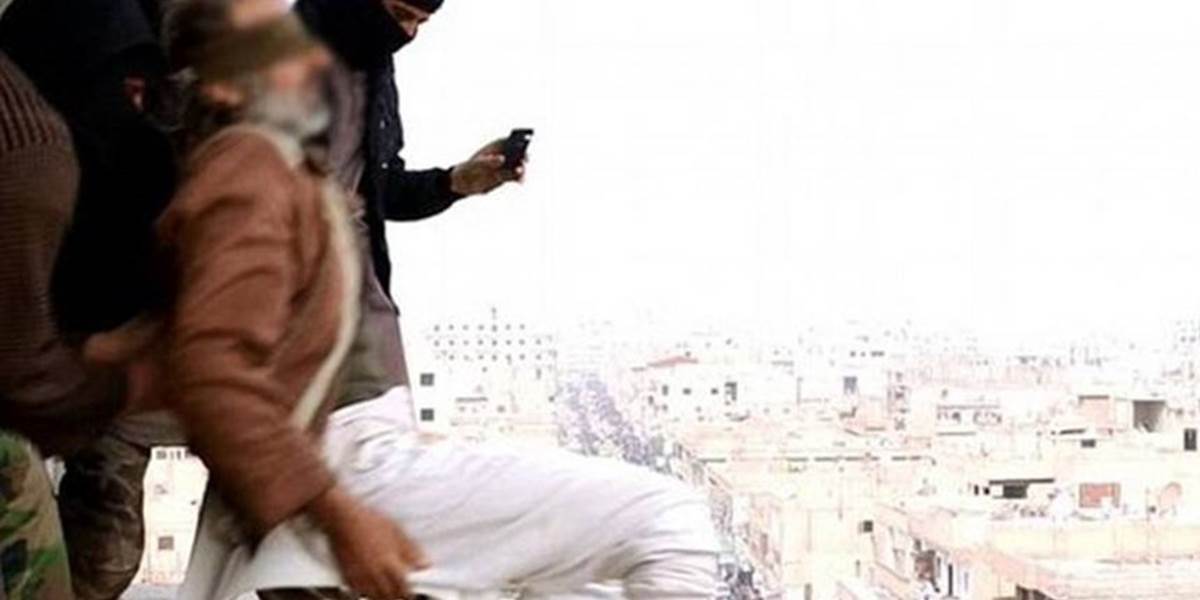 FOTO Militanti z IS popravili muža za homosexualitu: Hodili ho zo strechy, prežil, a potom ho ukameňovali