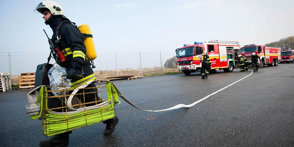 Pri požiari rodinného domu v okrese Lučenec zasahujú hasiči