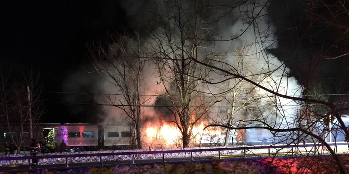Tragédia pri New Yorku: Prímestský vlak sa zrazil s autom na priecestí, zahynulo šesť ľudí